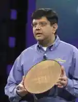 Ананд Чандрасехер (Anand Chandrasekher) показывет 300-мм пластину